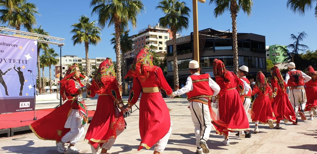 NXENESIT E SHKOLLES ARBEN BROCI NE AMBASADEN AMERIKANE